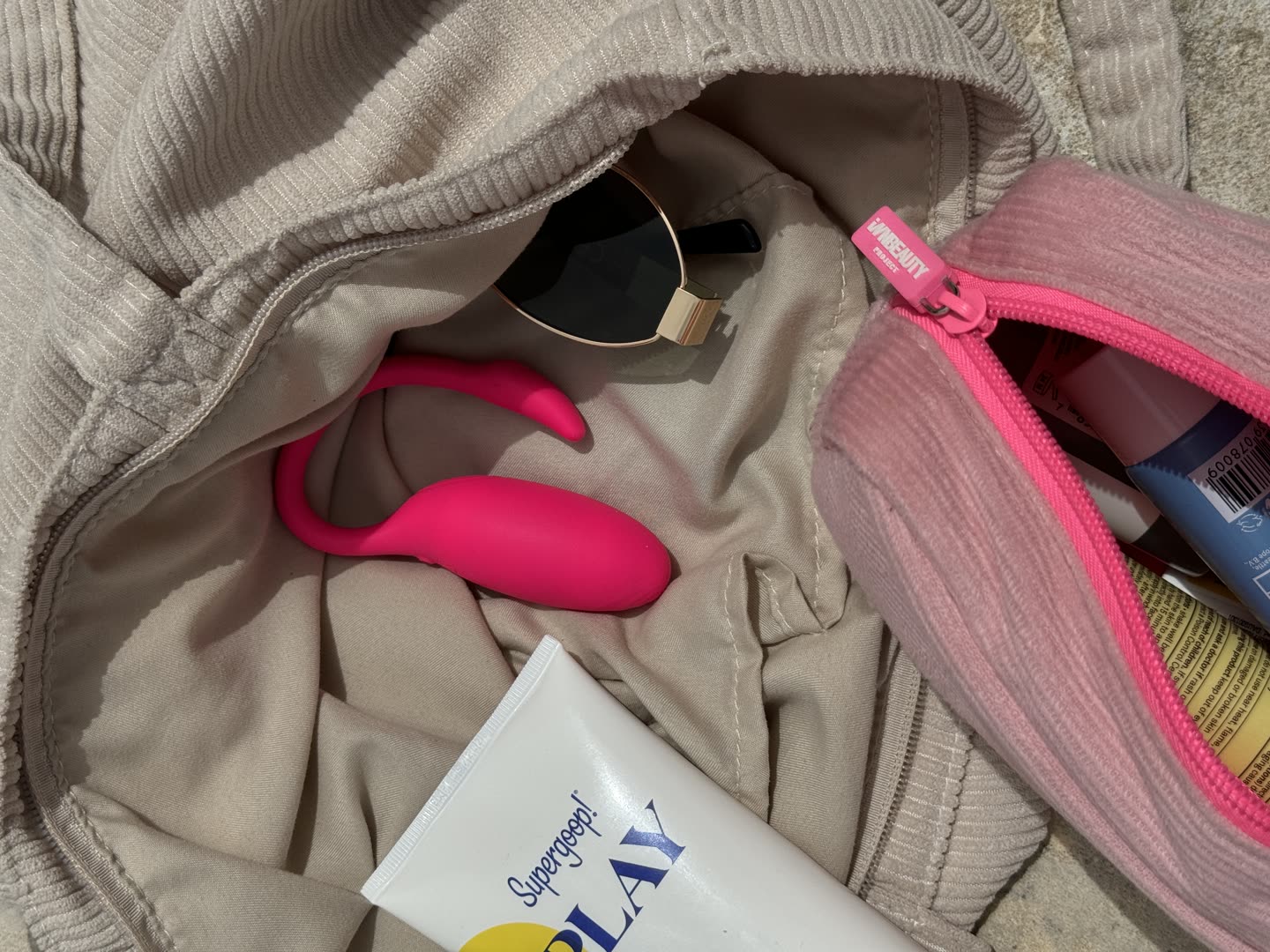 Flamingo in a pocket — app still connected
